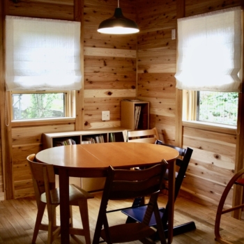 木造のダイニングに白のシェード(山形市I様邸)