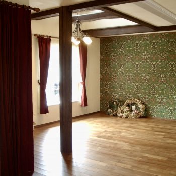 マリーゴールド&ブラックトーンの壁紙で(宮城県I様邸)