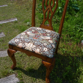 MORI NO ICHI (森の位置)では椅子張り他ご覧下さい。