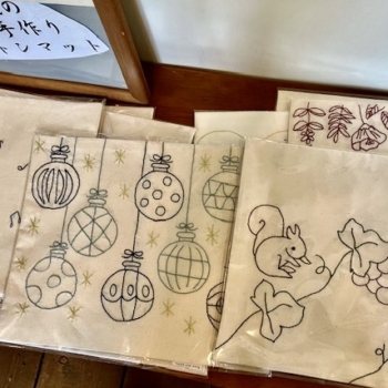 Hinagikuさんのコットンハンド刺繍マット