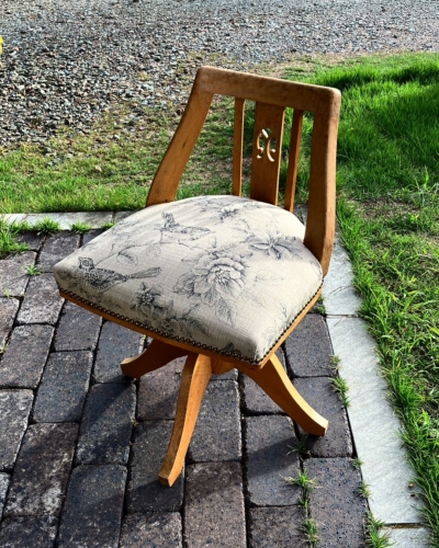 鋲打ちのチェア　