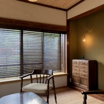 ウッドブラインドのある私室　(　朝日町　K様邸　)